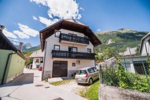 uma casa com um carro estacionado em frente em Vila K29 em Bovec