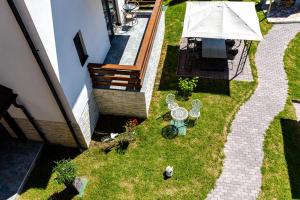 Um jardim em Yael Luxury Apartments 2