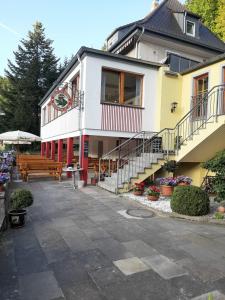 un edificio con una panchina davanti di Hotel Landgasthof Frankenstern a Gössweinstein