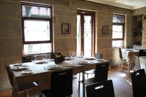 un comedor con una mesa con copas de vino. en Hotel Restaurante Rúas, en Pontevedra