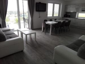 salon z kanapą i stołem z krzesłami w obiekcie apartmán U Rané BOBULE w Znojmie