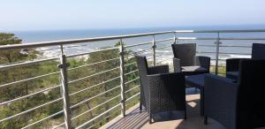 balcone con sedie e vista sull'oceano di Apartament Słoneczny przy plaży a Dziwnówek