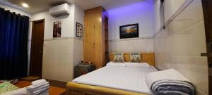 1 dormitorio pequeño con 1 cama y TV en Sena home 3*3*Near Danang Dragon bridge*Han river, en Da Nang