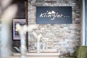 Un certificat, premiu, logo sau alt document afișat la Hotel Klingler