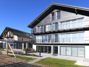 een groot huis met glazen deuren en ramen bij WESTSIDE Hotel in München