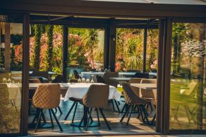 un restaurant avec des tables, des chaises et des fenêtres dans l'établissement Prea Gianca, à Bonifacio