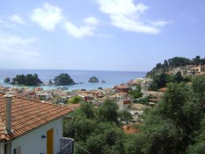 vista su una città con l'oceano sullo sfondo di Studios Spiros Parga a Párga