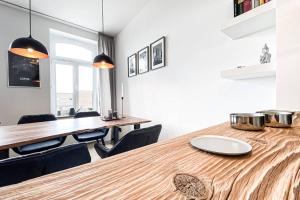 een eetkamer met een houten tafel en stoelen bij Luxus-Apartment in Leipzig mit Privat-Parkplatz in Leipzig