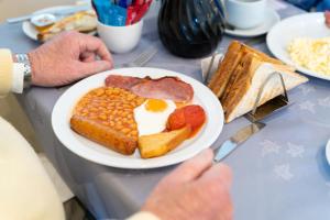 een bord ontbijtproducten met eierbonen en toast bij Barrowfield Hotel in Newquay