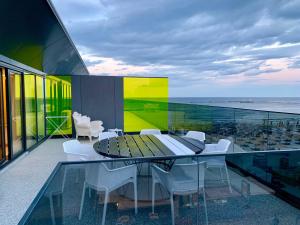 A balcony or terrace at Riva Mamaia Beach ApartHotel