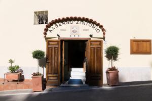 an entrance to a building with a sign that reads hermite entrance at HOTEL ZI'NTONIO in Scala