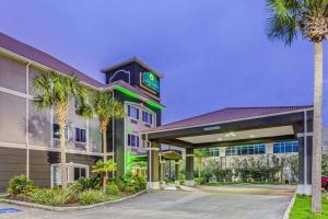 hotel z wieżą zegarową na szczycie budynku w obiekcie La Quinta by Wyndham Biloxi w mieście Biloxi