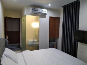 Habitación de hotel con cama y baño en PEACE HOTEL, en Vung Tau