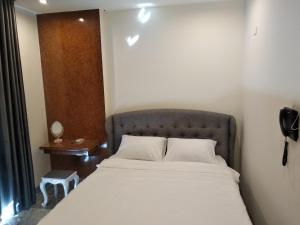 1 dormitorio con 1 cama grande con sábanas blancas en PEACE HOTEL, en Vung Tau