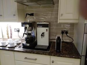 een koffiezetapparaat op een aanrecht in een keuken bij Chine Side in Shanklin