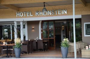 uma cozinha do hotel com mesas e cadeiras em frente a um restaurante em Hotel Rheinstein em Rüdesheim am Rhein