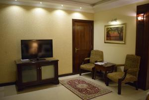 Uma TV ou centro de entretenimento em Faletti's Hotel Lahore