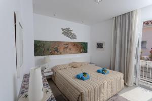 - une chambre avec 2 lits et des serviettes bleues dans l'établissement Hotel Opera, à Larnaka