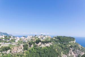 a town on top of a mountain near the ocean at HOTEL ZI'NTONIO in Scala