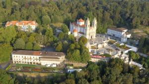 widok z góry na duży budynek w lesie w obiekcie Hotel do Parque w mieście Braga