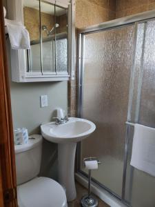 A bathroom at Golden Gate Lodging