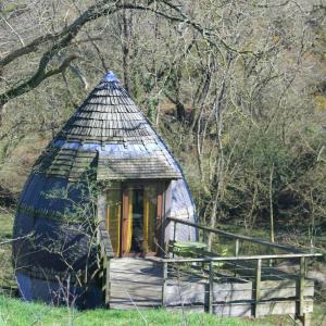 ein kleines blaues Kuppelzelt in einem Wald in der Unterkunft Terragora Lodges - Hébergement atypique in Les Épesses