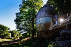 ein Boot auf einer Brücke mit einem Zug in der Unterkunft Terragora Lodges - Hébergement atypique in Les Épesses