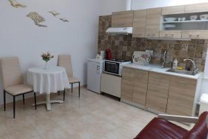 Virtuve vai virtuves zona naktsmītnē Kliklis Apartment