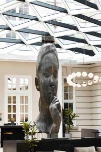 Eine Statue einer Frau mit dem Finger im Mund. in der Unterkunft Villa Copenhagen in Kopenhagen