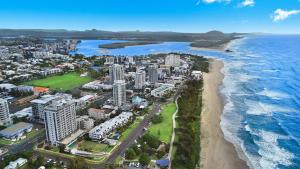 una vista aérea de la ciudad y el océano en Elouera Tower, en Maroochydore