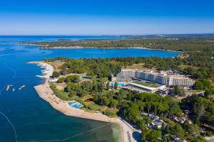 eine Luftansicht auf das Resort und den Strand in der Unterkunft Hotel Materada Plava Laguna in Poreč