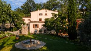 - une vue aérienne sur une grande maison avec une cour dans l'établissement Agriturismo Torreghiotta, à Pistoia