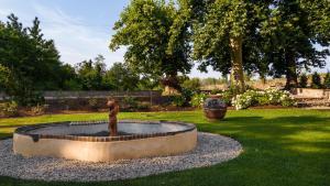 une statue assise dans une fontaine dans un parc dans l'établissement Agriturismo Torreghiotta, à Pistoia