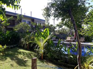 un giardino di fronte a un edificio di Jaya Villa ad Amed