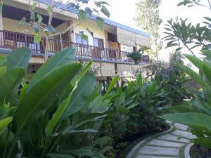 un edificio con un passaggio pedonale di fronte a un giardino di Jaya Villa ad Amed