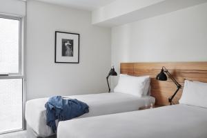 Cama ou camas em um quarto em Punthill Apartment Hotel - Little Bourke