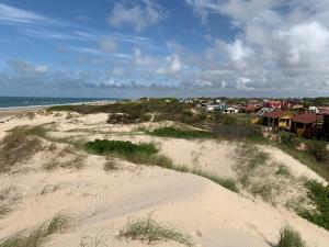 eine Luftansicht auf einen Sandstrand mit Häusern in der Unterkunft Complejo Casas del Mirador in Barra del Chuy