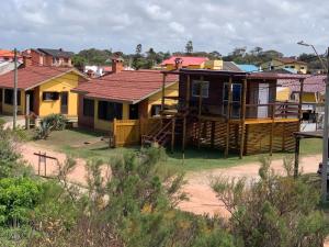 eine Gruppe von Häusern auf einem Feld in der Unterkunft Complejo Casas del Mirador in Barra del Chuy