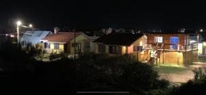 ein Haus in der Nacht mit eingeschaltetem Licht in der Unterkunft Complejo Casas del Mirador in Barra del Chuy