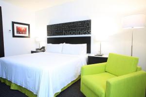 Holiday Inn Express & Suites Puebla Angelopolis, an IHG Hotel में एक कमरे में एक या कई बेड