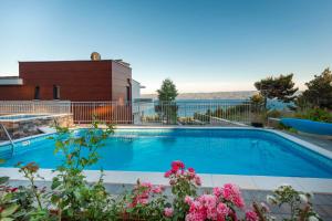 Foto Omišis asuva majutusasutuse Villa Sara with Sea View and Private Heated Pool galeriist