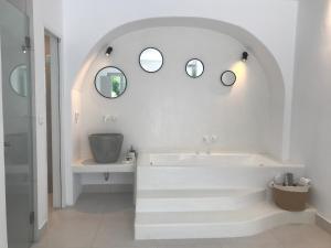 Vannituba majutusasutuses Quartano Luxury Cycladic Residence, Adults Only (13+)