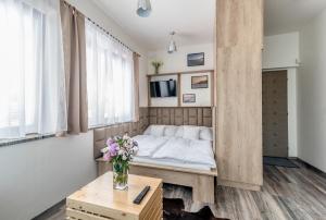 Modern fully equipped studio with parking Zavadilka 2620 tesisinde bir odada yatak veya yataklar