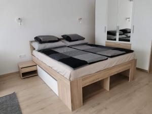 Säng eller sängar i ett rum på Sweet Life Apartman