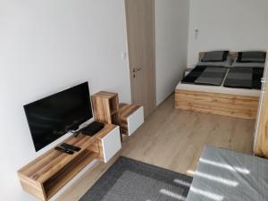 Säng eller sängar i ett rum på Sweet Life Apartman