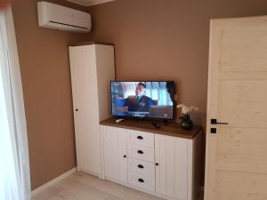 Uma TV ou centro de entretenimento em Rigó Apartman