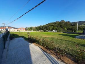 einen Gehweg in einem Park mit einem grünen Feld in der Unterkunft EL CINCHO - LA COLINA in Arnuero