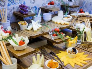 una línea de buffet con aperitivos y comida en las mesas en Holiday Inn Antalya - Lara, an IHG Hotel, en Antalya