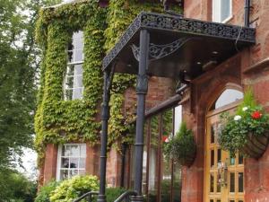 un bâtiment avec du lierre sur son côté dans l'établissement Inchture Hotel, à Dundee