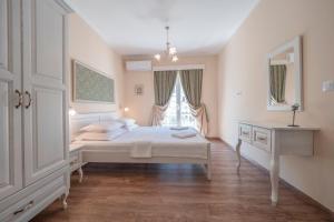 um quarto branco com uma cama e uma janela em Marinero Apartments em Budva